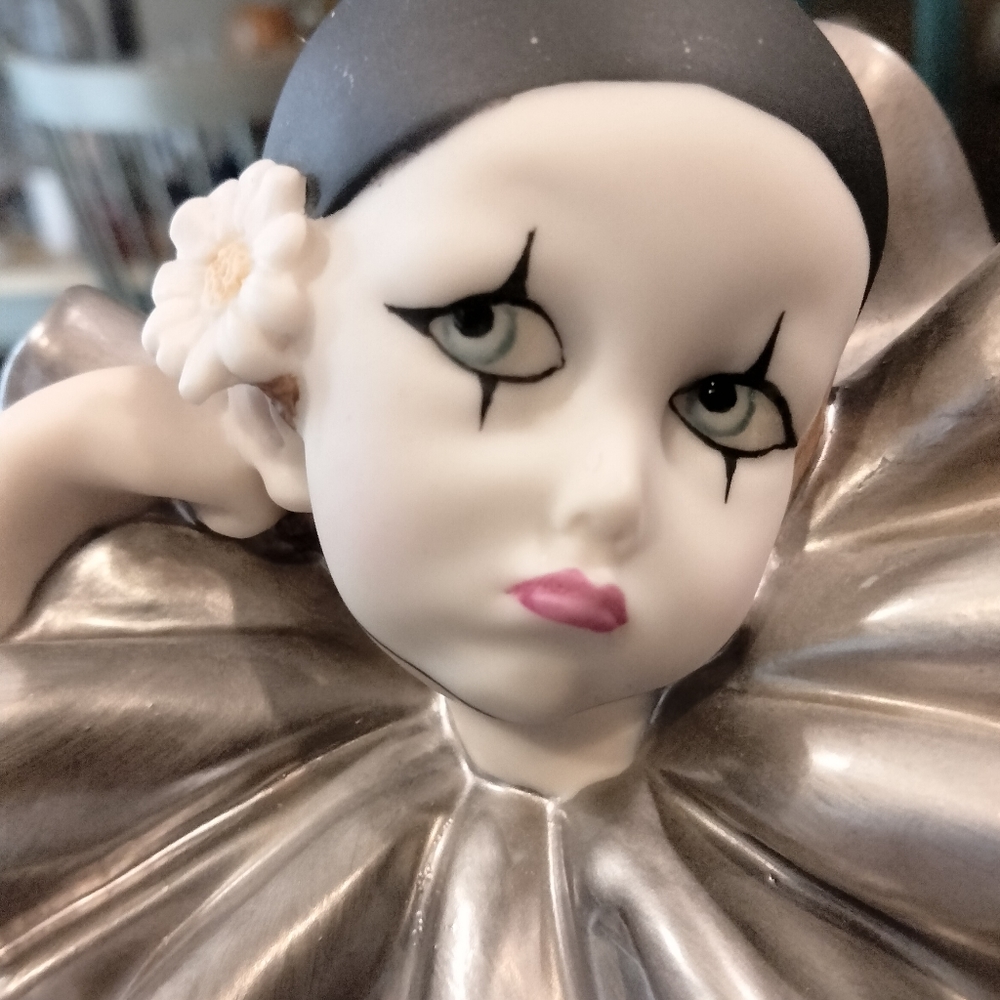 , G. Armanie "members only"figurine "child acting like a clown"
